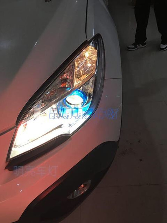 别克昂克拉改装还拉五双光透镜 昆明明亮车灯改装中心作为专业的汽车车灯改装升级中心,精心为您打造完美炫车。主营:汽车车灯改装,汽车灯光升级,大灯翻新,氙气灯批发,安定器批发等等。本中心秉承客户至上的理念,遵循诚信为本,互惠互利的原则,竭力竭诚为每一位客户提供优质、高效的服务。 昆明汽车大灯改装哪家比较好。昆明明亮车灯价廉物美,技术过硬。正规渠道上游货源,品质保证。注重口碑,针对网络预约的客户价格更优惠。关于大灯改装,您有任何疑问,都欢迎在线咨询或来电咨询:15096665323。量身定制,